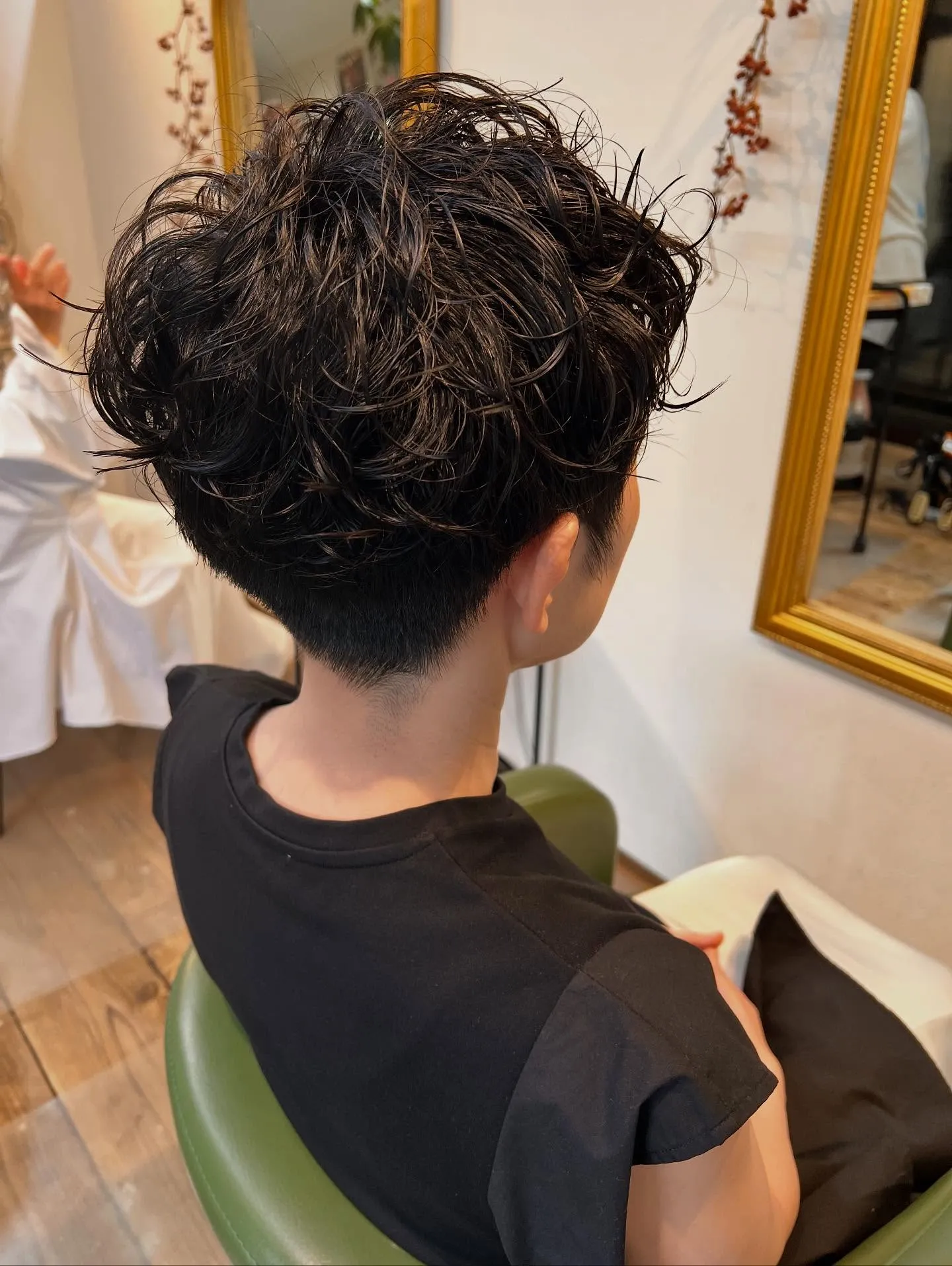 大人の女性のショートヘアのパーマスタイル🫧