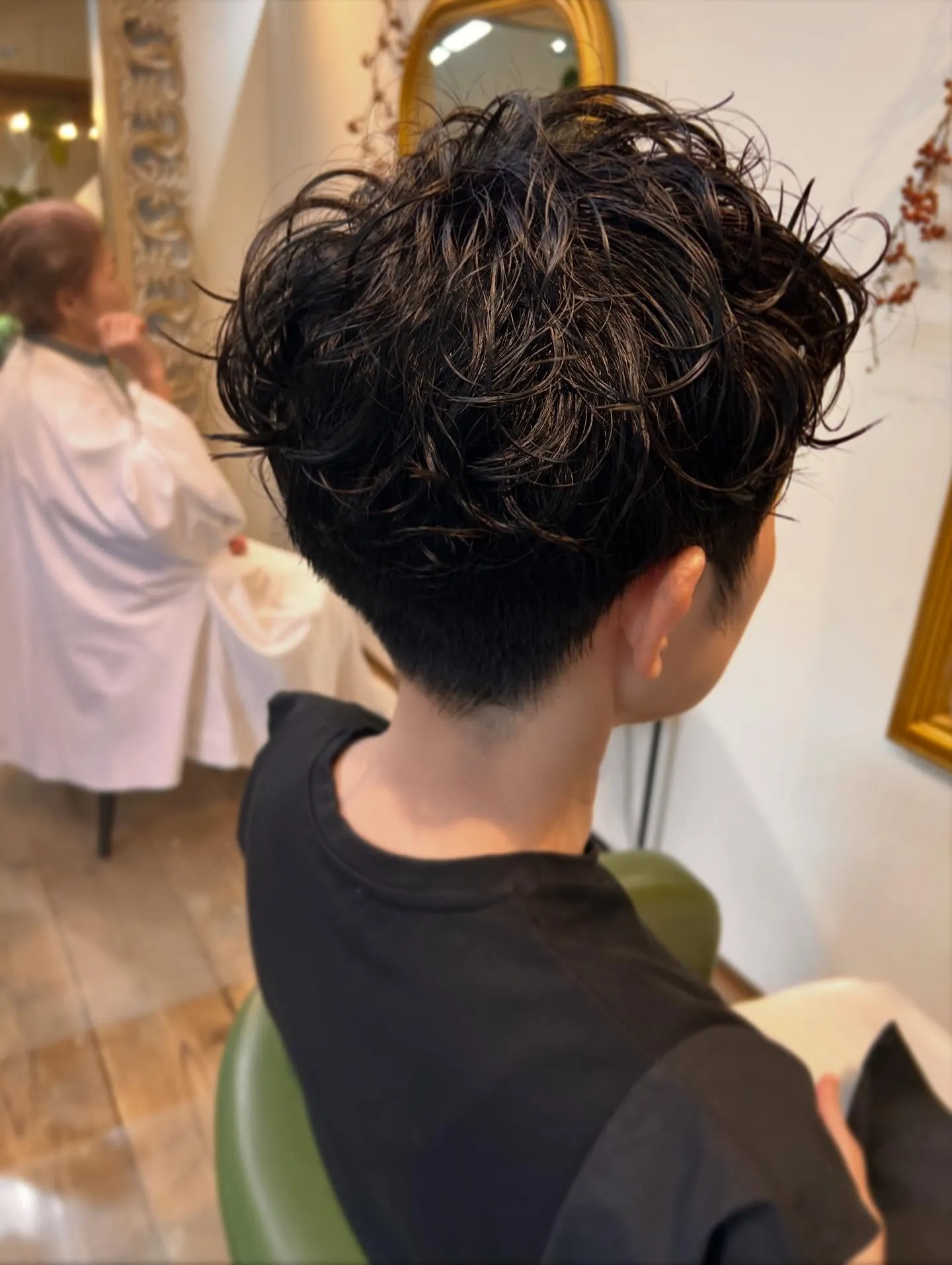 大人の女性のショートヘアのパーマスタイル🫧